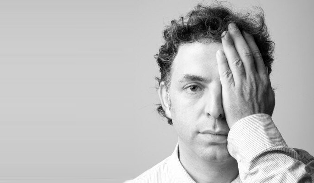 மூடிய கண்கள் மூடியபடி