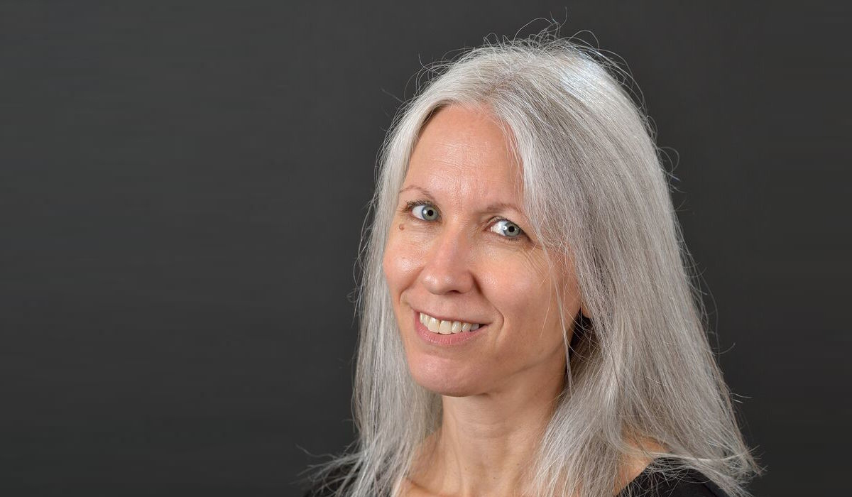 நாவல் எழுதுதல், பயங்கரவாதம் மற்றும் கலாச்சாரங்களுக்கு இடையிலான புரிதல்